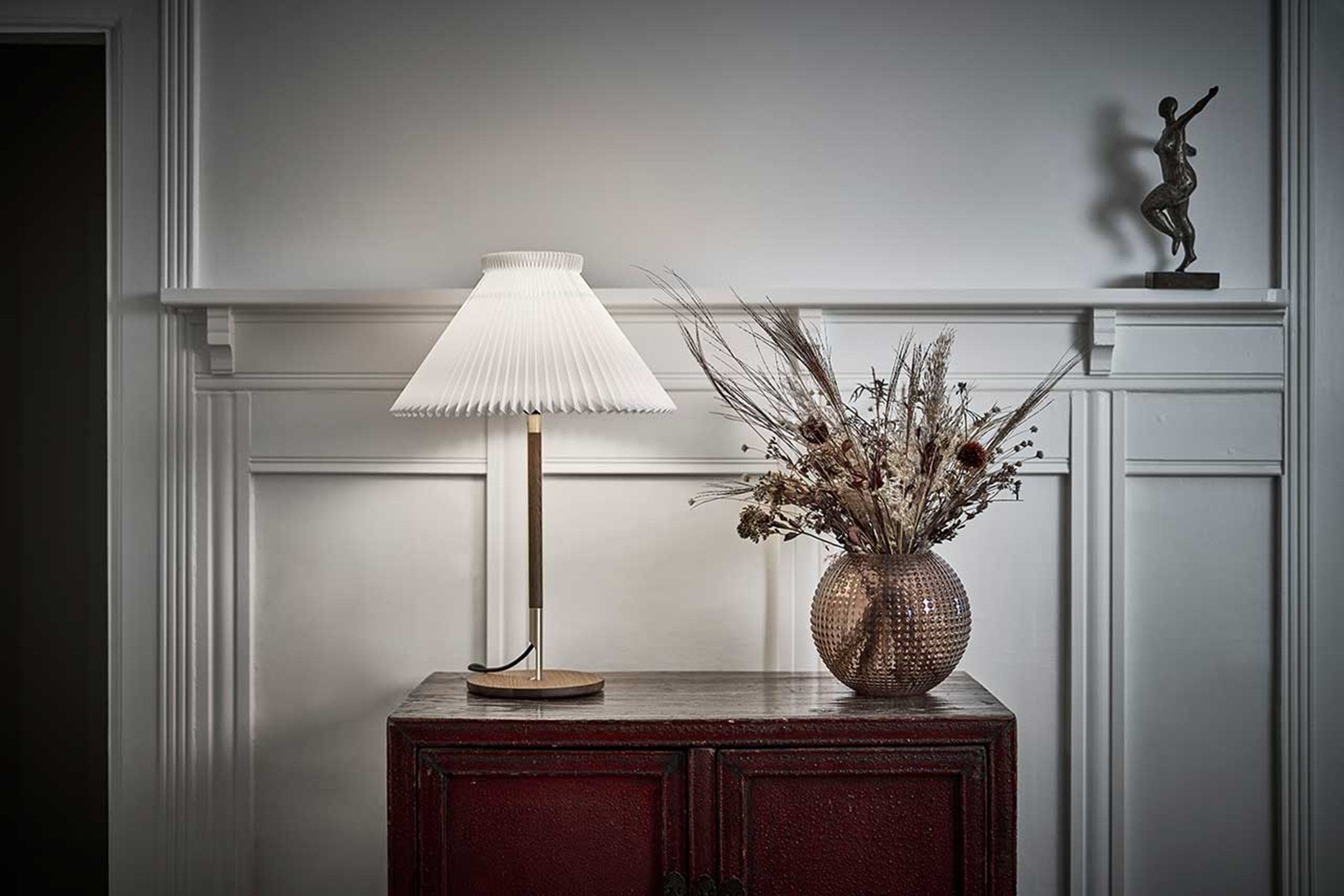 LeKlint328_table_lamp_lightoak_lifestyle4